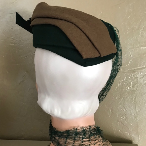 DISTINGUISHED 1940s TAUPE & GREEN FELT TURBAN WITH LONG GREEN VEILING - Picture 4 of 14